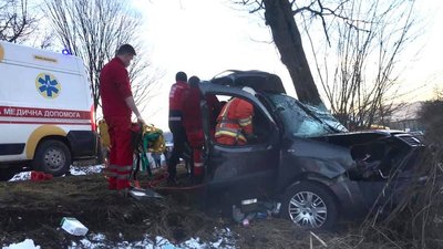 На Івано-Франківщині авто врізалося в дерево. Водій та пасажир загинули На Івано-Франківщині авто врізалося в дерево. Водій та пасажир загинули