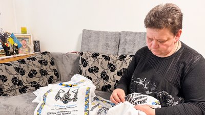 На Волині матері загиблих військовослужбовців вишивають "Рушник пам'яті" На Волині матері загиблих військовослужбовців вишивають "Рушник пам'яті"