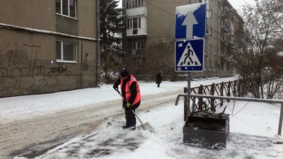"Працюємо з ночі": як комунальники у Луцьку ліквідовують наслідки снігопаду "Працюємо з ночі": як комунальники у Луцьку ліквідовують наслідки снігопаду