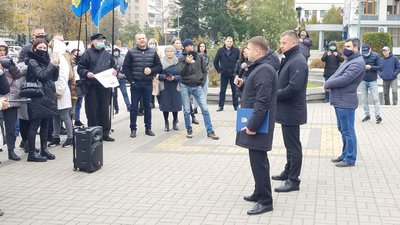 Мітинг під ОДА у Рівному: мер прийшов до голови адміністрації говорити про тариф Мітинг під ОДА у Рівному: мер прийшов до голови адміністрації говорити про тариф