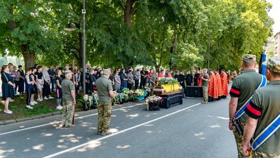 В Ужгороді попрощалися із полеглим на війні Романом Романишиним В Ужгороді попрощалися із полеглим на війні Романом Романишиним