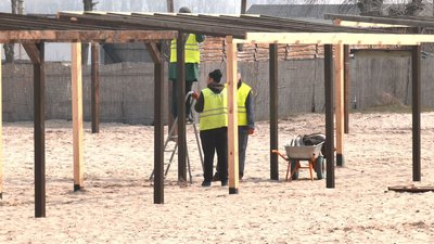 Готуються до сезону: у Черкасах оновлюють комунальні пляжі Готуються до сезону: у Черкасах оновлюють комунальні пляжі