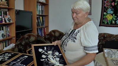 Валентина Чорнорук виготовляє картини з кісточок риб Валентина Чорнорук виготовляє картини з кісточок риб