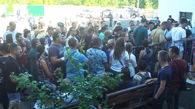 Нові правила та відсутність реєстрації онлайн: чому біля сервісного центру МВС у Вінниці черга