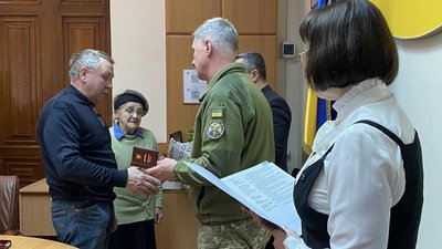 Ордени посмертно: у Житомирі родинам загиблих воїнів передали державні нагороди Ордени посмертно: у Житомирі родинам загиблих воїнів передали державні нагороди