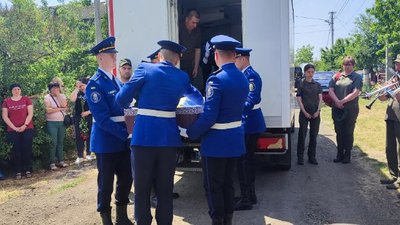 Назавжди 22: на Черкащині поховали нацгвардійця, якого збив суддя на блокпосту при в'їзді в Київ Назавжди 22: на Черкащині поховали нацгвардійця, якого збив суддя на блокпосту при в'їзді в Київ