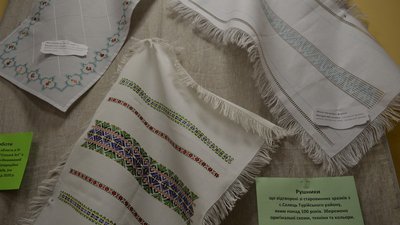 Волинська майстриня показала колекцію вишитих виробів, створених за технікою родини Косачів Волинська майстриня показала колекцію вишитих виробів, створених за технікою родини Косачів