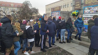 У Кропивницькому школярі створили напис "Небесна сотня"