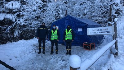 Прикарпатські рятувальники розгорнули пункти обігріву на гірських перевалах Прикарпатські рятувальники розгорнули пункти обігріву на гірських перевалах