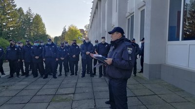 Тернопільським поліцейським, які працюватимуть під час виборів, провели інструктаж