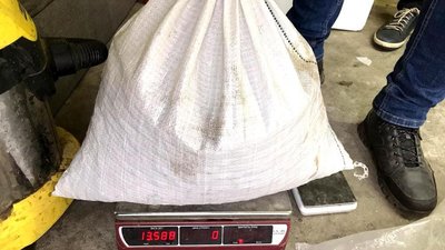 Працівників держпідприємства на Рівненщині підозрюють в нелегальному видобутку бурштину
