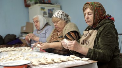 Волонтерять всім селом. Як в громаді на Буковині рік допомагають військовим