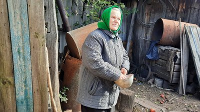Ховається в бурячній ямі: як бабуся в Угроїдах на Сумщині рятується від російських обстрілів Ховається в бурячній ямі: як бабуся в Угроїдах на Сумщині рятується від російських обстрілів