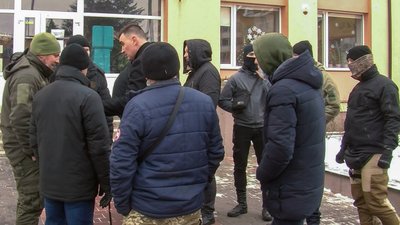 На сесію сільради на Волині не пустили учасників АТО/ООС. Люди викликали поліцію