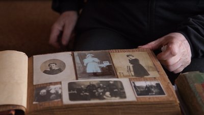 Колекція листівок із минулого століття є у жительки Хустщини на Закарпатті Колекція листівок із минулого століття є у жительки Хустщини на Закарпатті