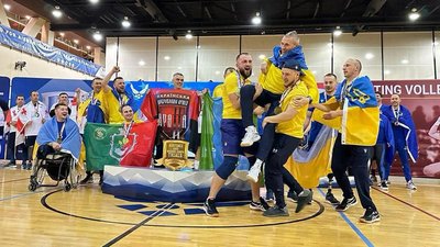 Збірна України після перемоги на змаганнях Повітряних сил США у волейболі сидячи Збірна України після перемоги на змаганнях Повітряних сил США у волейболі сидячи