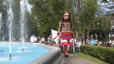 Символ дітей-біженців, лялька Амаль, відвідала містечко для переселенців у Львові