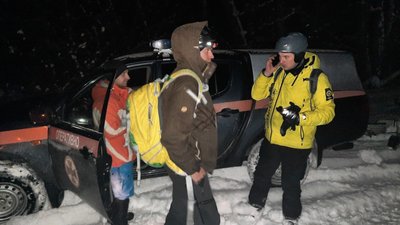 Рятувальники знайшли чотирьох лижників, які заблукали в Карпатах Рятувальники знайшли чотирьох лижників, які заблукали в Карпатах