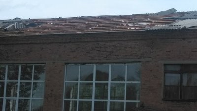 Зірваний дах та повалені дерева – наслідки шквального вітру у Шостці та районах
