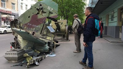 У центрі Києва встановили хвіст російського літака. Він ймовірно розстрілював житловий будинок в Ірпені