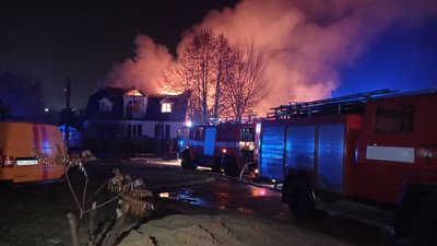 У Сумах на вулиці Герцена біля ЦНАПу горить двоповерховий будинок: у пожежі загинула жінка