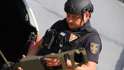 Володимир Герасимчук показує спорядження, яке мають мати сапери Володимир Герасимчук показує спорядження, яке мають мати сапери