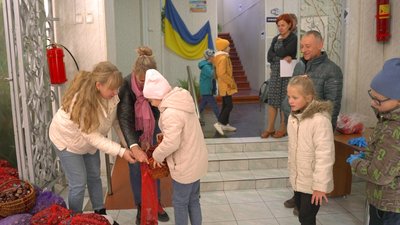 "Каштановий донат": вінницькі школярі долучились до акції, щоб допомогти оборонцям "Каштановий донат": вінницькі школярі долучились до акції, щоб допомогти оборонцям