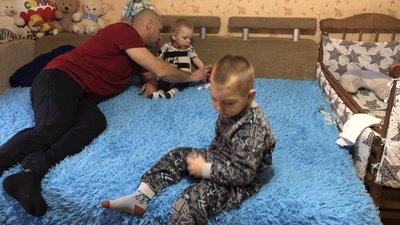 Зарядка та масаж — щоденні процедури дворічного Павлика Мотички, котрий хворіє на СМА Зарядка та масаж — щоденні процедури дворічного Павлика Мотички, котрий хворіє на СМА