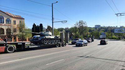 У Житомирі на переміщення танку із майдану Перемоги знадобилося кілька годин У Житомирі на переміщення танку із майдану Перемоги знадобилося кілька годин