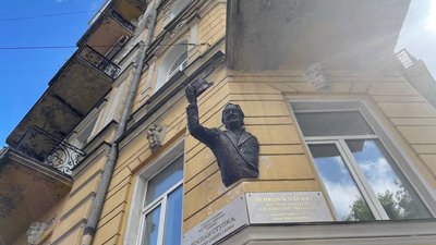 Вітає з капелюхом. У Києві відкрили пам’ятний горельєф Богдану Ступці Вітає з капелюхом. У Києві відкрили пам’ятний горельєф Богдану Ступці