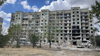 Зруйнований будинок у Сергіївці, дев'ятиповерхівка у Сергіївці після влучання ракети Зруйнований будинок у Сергіївці, дев'ятиповерхівка у Сергіївці після влучання ракети