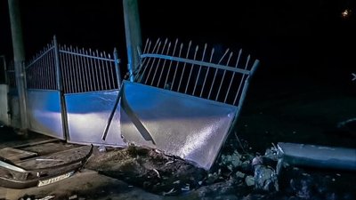 Знесена огорожа біля залізничного переїзду у Ковелі, березень 2024 рік