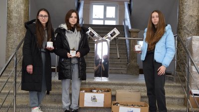 На Тернопільщині школярі виготовили і передали військовим окопні свічки