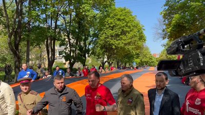 Російські військові влаштували ходу із 300-метровою георгіївською стрічкою у Маріуполі — Андрющенко