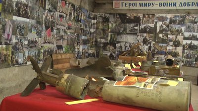 У музеї російсько-української війни зібрані експонати, які пов'язані із боями на Сході України - і розірвані снаряди, і фото військових. Фото: Суспільне. Поділля. У музеї російсько-української війни зібрані експонати, які пов'язані із боями на Сході України - і розірвані снаряди, і фото військових. Фото: Суспільне. Поділля.