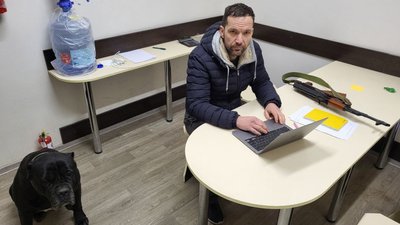 Юрій Синиця у перші тижні війни керує компанією з підвалу Юрій Синиця у перші тижні війни керує компанією з підвалу