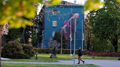 Чоловік іде містом Краматорськ на Донеччині 6 травня 2026 року