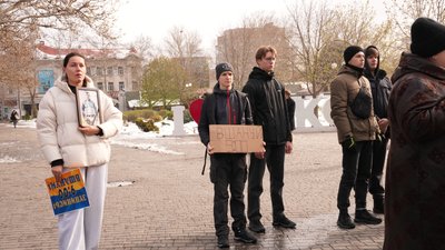 У Миколаєві містяни хвилиною мовчання вшанували загиблих героїв У Миколаєві містяни хвилиною мовчання вшанували загиблих героїв