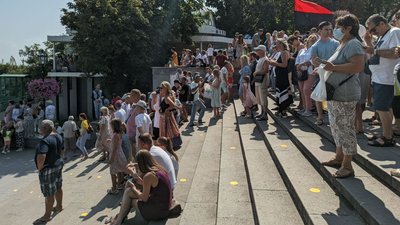 В Одесі люди з різних областей та країн вишикувалися у "Вишиванковий ланцюг" В Одесі люди з різних областей та країн вишикувалися у "Вишиванковий ланцюг"
