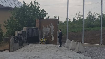На оновленому Меморіалі захисникам авдіївської промзонивсі присутні хвилиною мовчання вшанували пам'ять загиблих українських військових. На оновленому Меморіалі захисникам авдіївської промзонивсі присутні хвилиною мовчання вшанували пам'ять загиблих українських військових.