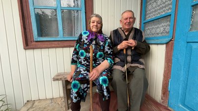 Лідія та Іван Сокол із села Завадинці Хмельницької області біля свого будинку