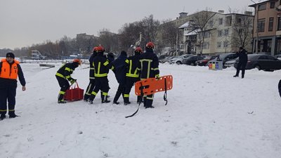 Що робити, якщо провалились під лід: у Тернополі провели навчання Що робити, якщо провалились під лід: у Тернополі провели навчання