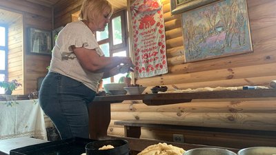 Як народжується сільська паска з печі