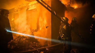 Масована атака БпЛА на Одеський район: пошкоджено ліцей і склади енергокомпанії, двоє травмованих Масована атака БпЛА на Одеський район: пошкоджено ліцей і склади енергокомпанії, двоє травмованих