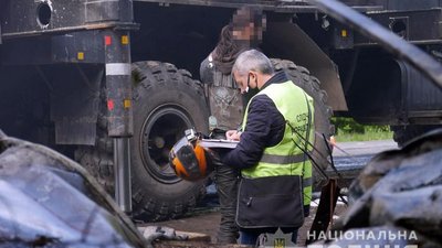 Наразі на місці події працюють слідчі, які мають з'ясувати усі обставини аварії та встановити кількість та особи загиблих. Фото: ГУ Нацполіії у Хмельницькій області. Наразі на місці події працюють слідчі, які мають з'ясувати усі обставини аварії та встановити кількість та особи загиблих. Фото: ГУ Нацполіії у Хмельницькій області.