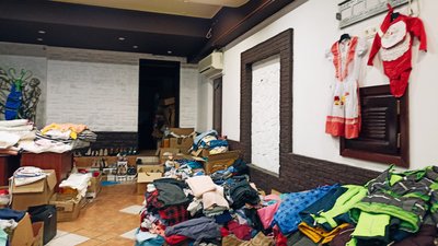 Лариса Артемова з Луганська організувала у Житомирі пункт прийому речей для переселенців Лариса Артемова з Луганська організувала у Житомирі пункт прийому речей для переселенців