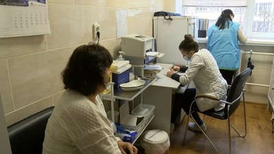 Місяць щеплень вакциною від штаму коронавірусу «Омікрон»: скільки людей імунізували Місяць щеплень вакциною від штаму коронавірусу «Омікрон»: скільки людей імунізували