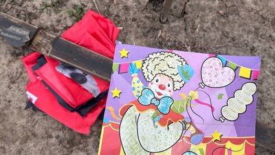 Зірвали українські прапори та погнули флагштоки: у Дніпрі невідомі понівечили могили військових Зірвали українські прапори та погнули флагштоки: у Дніпрі невідомі понівечили могили військових