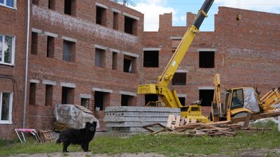 Пошкоджений ракетою будинок на вулиці Ахієзерів у Харкові