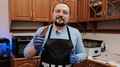 Повернувся з АТО та відкрив власну справу. Чернівчанин робить закуски зі свинячої шкіри Повернувся з АТО та відкрив власну справу. Чернівчанин робить закуски зі свинячої шкіри